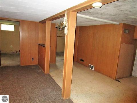 647 E Maple Rd, Clare, MI 48617 photo 12
