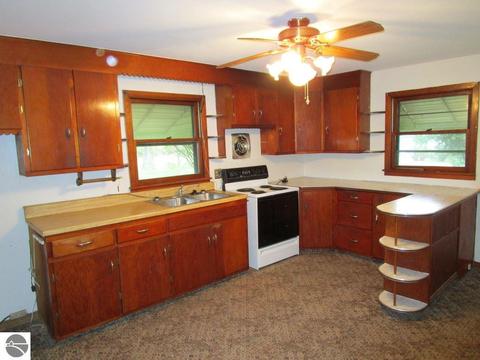 647 E Maple Rd, Clare, MI 48617 photo 5