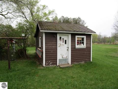 647 E Maple Rd, Clare, MI 48617 photo 25
