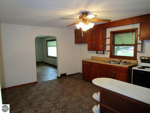 647 E Maple Rd, Clare, MI 48617 photo 4