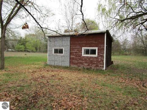 647 E Maple Rd, Clare, MI 48617 photo 27