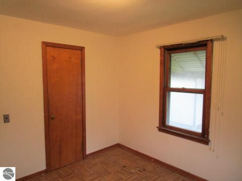 647 E Maple Rd, Clare, MI 48617 photo 6
