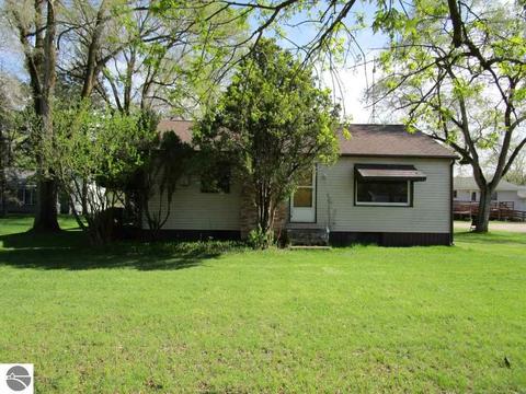 647 E Maple Rd, Clare, MI 48617 photo 1