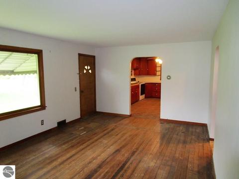 647 E Maple Rd, Clare, MI 48617 photo 2