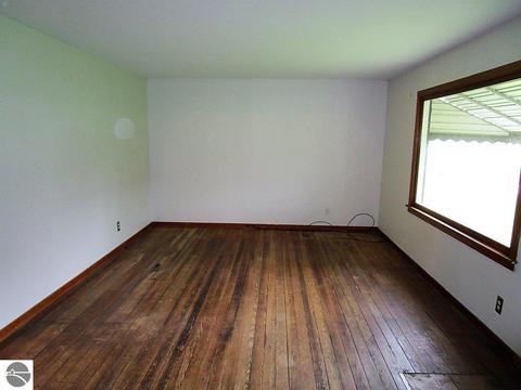 647 E Maple Rd, Clare, MI 48617 photo 3