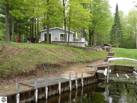3356 W River Dr, Gladwin, MI 48624 photo 1