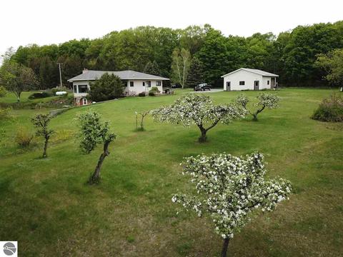 9185 S Decker Rd, Mcbain, MI 49657 photo 1