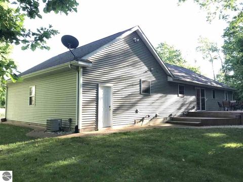 8633 E River Rd, Mount Pleasant, MI 48858 photo 5