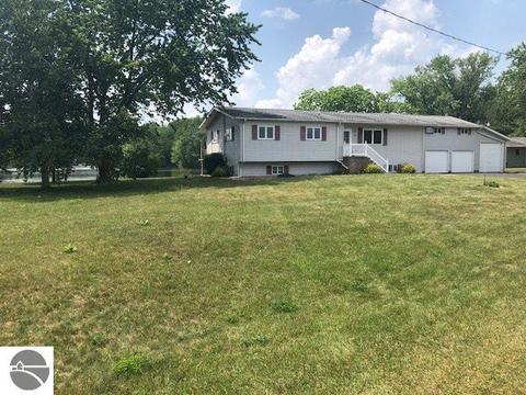 3701 Shore Dr, Weidman, MI 48893 photo 7