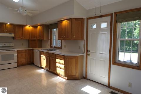 413 E Sixth St, Clare, MI 48617 photo 13