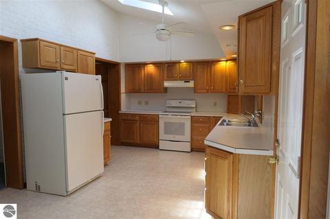 413 E Sixth St, Clare, MI 48617 photo 14