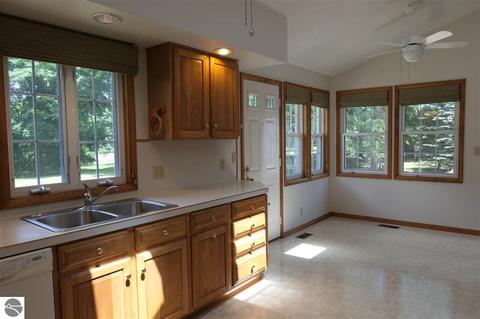 413 E Sixth St, Clare, MI 48617 photo 16