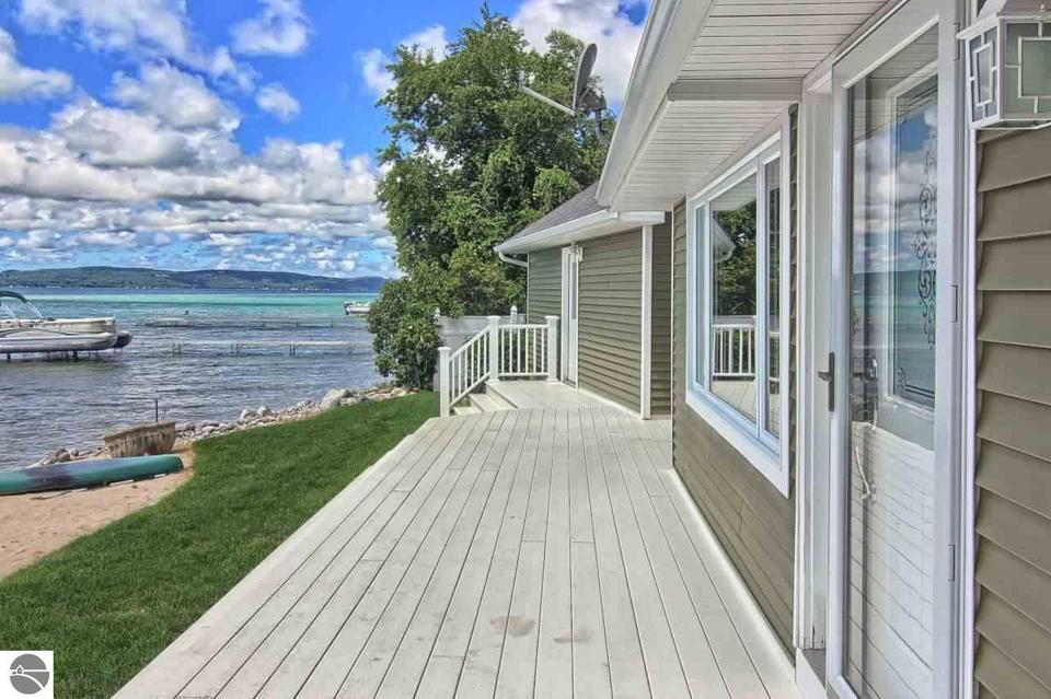  6585 Crystal Dr, Beulah, MI 49617 photo 5