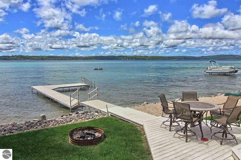  6585 Crystal Dr, Beulah, MI 49617 photo 4