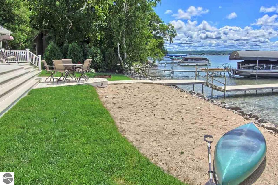  6585 Crystal Dr, Beulah, MI 49617 photo 8