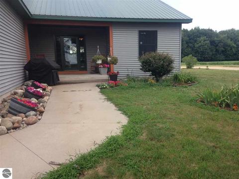 4476 W Saint Charles Rd, Ithaca, MI 48847 photo 2