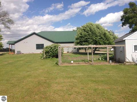 4476 W Saint Charles Rd, Ithaca, MI 48847 photo 6