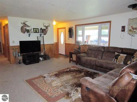 9825 E Oak Rd, Clare, MI 48617 photo 2