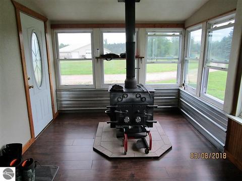 9825 E Oak Rd, Clare, MI 48617 photo 7