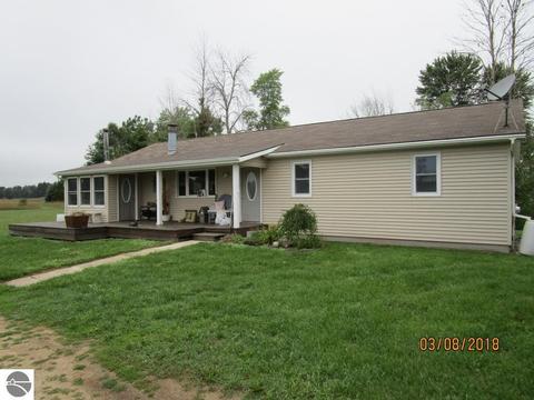 9825 E Oak Rd, Clare, MI 48617 photo 1