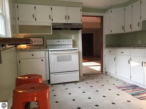 436 E Pine St, Cadillac, MI 49601 photo 3