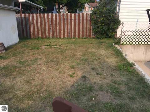 436 E Pine St, Cadillac, MI 49601 photo 2