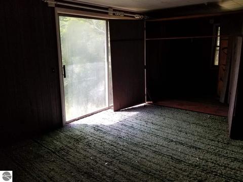 514 E Clarence Rd, Harrison, MI 48625 photo 4