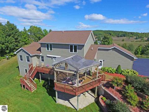 6506 E Hillside Dr, Cedar, MI 49621 photo 2