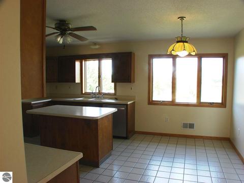 685 W Tyler Rd, Ithaca, MI 48847 photo 9