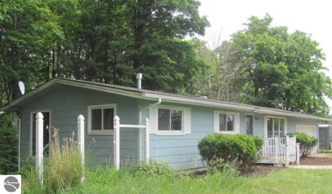 904 Greg Rd, Petoskey, MI 49770 photo 1