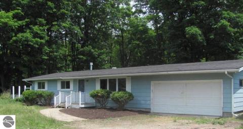904 Greg Rd, Petoskey, MI 49770 photo 2