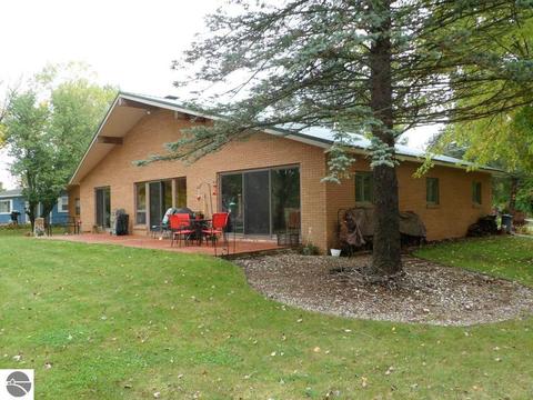 3631 E Shore Dr, Weidman, MI 48893 photo 1
