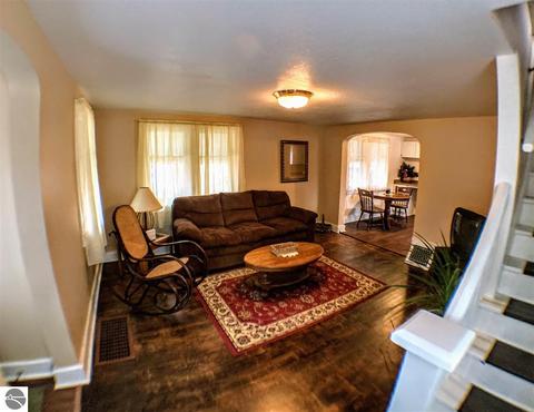 309 E Locust St, Mount Pleasant, MI 48858 photo 4