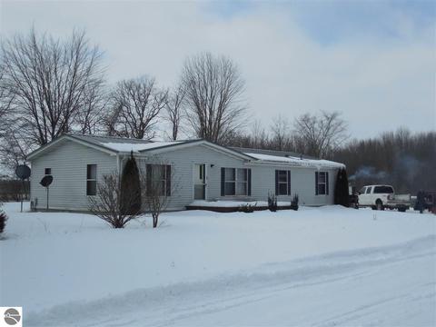 8644 E Baseline Rd, Mount Pleasant, MI 48858 photo 1