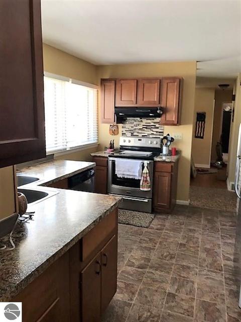 320 Devon Dr, Saint Louis, MI 48880 photo 2