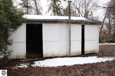 314 E Seventh St, Clare, MI 48617 photo 3