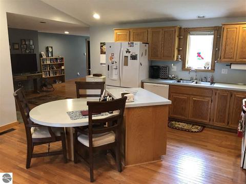 8319 Upton Dr, Shepherd, MI 48883 photo 3
