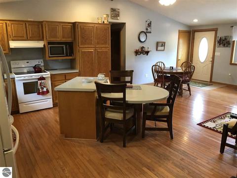 8319 Upton Dr, Shepherd, MI 48883 photo 4