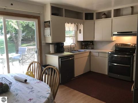 218 E Adelbert St, Mesick, MI 49668 photo 6