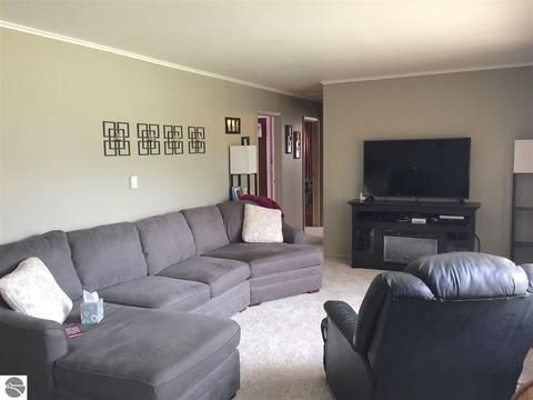 218 E Adelbert St, Mesick, MI 49668 photo 4