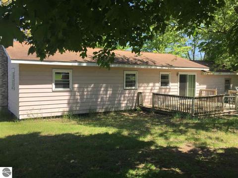 218 E Adelbert St, Mesick, MI 49668 photo 3