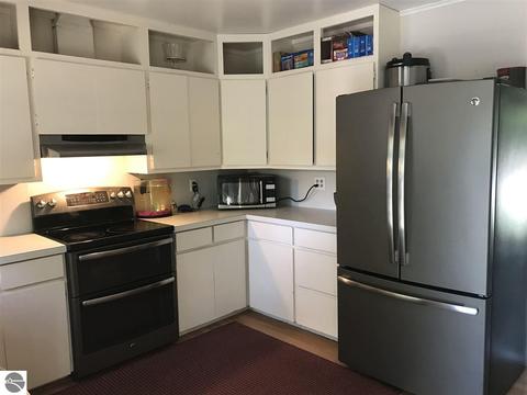 218 E Adelbert St, Mesick, MI 49668 photo 5
