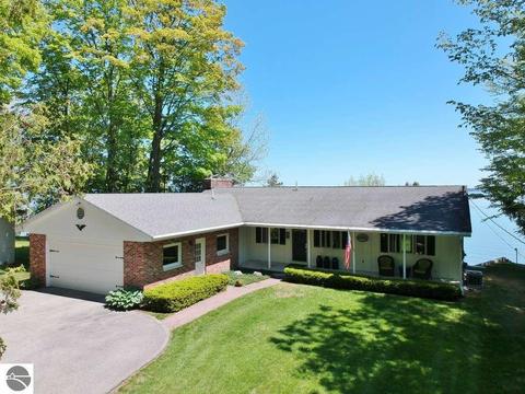 561 S Nanagosa Trl Suttons Bay Mi 49682 Mls 1862710 Movoto Com