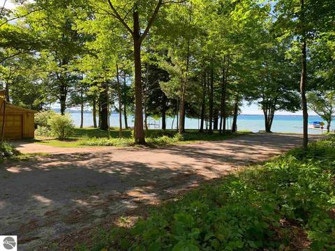 8988 S Agnew St Maple City Mi 49664 33 Photos Mls 1864185
