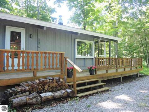 2537 E Ash Pl, Cedar, MI 49621 photo 2