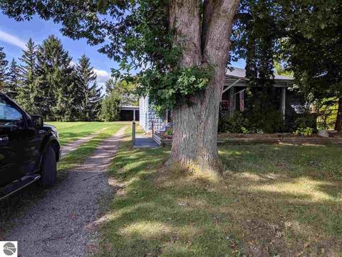 593 N Baldwin, Owosso, MI 48867 photo 2