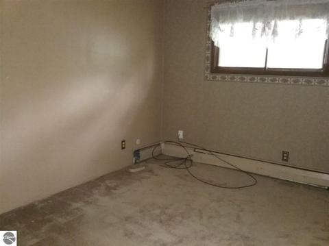 8810 S Circle E, Farwell, MI 48622 photo 12