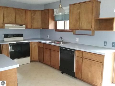 8810 S Circle E, Farwell, MI 48622 photo 3