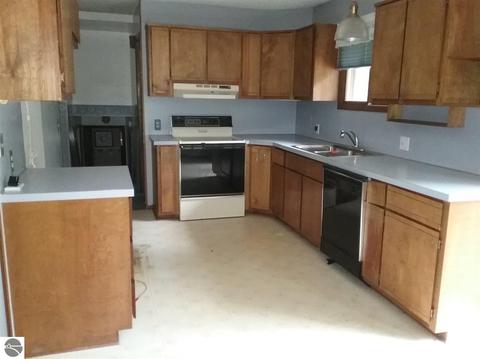 8810 S Circle E, Farwell, MI 48622 photo 2