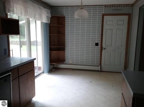 8810 S Circle E, Farwell, MI 48622 photo 5